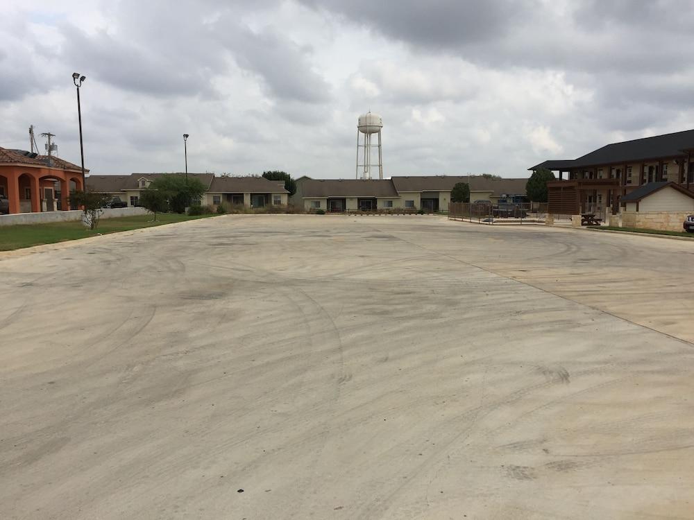 Pearsall Inn & Suites photo 17
