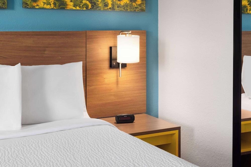 Days Inn & Suites by Wyndham Indianapolis Airport East photo 15
