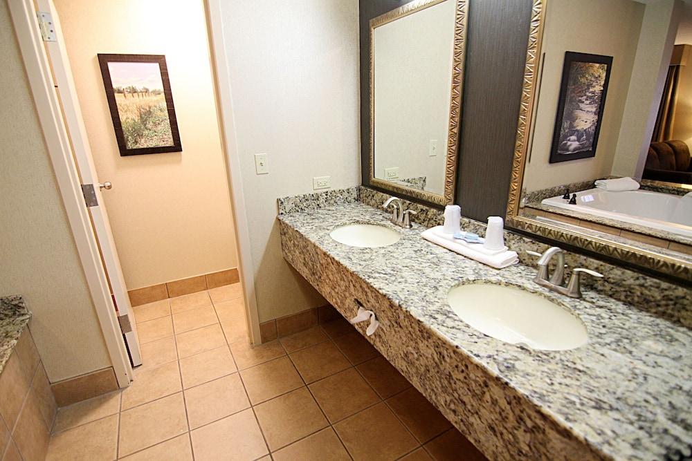 C'mon Inn Hotel & Suites photo 16