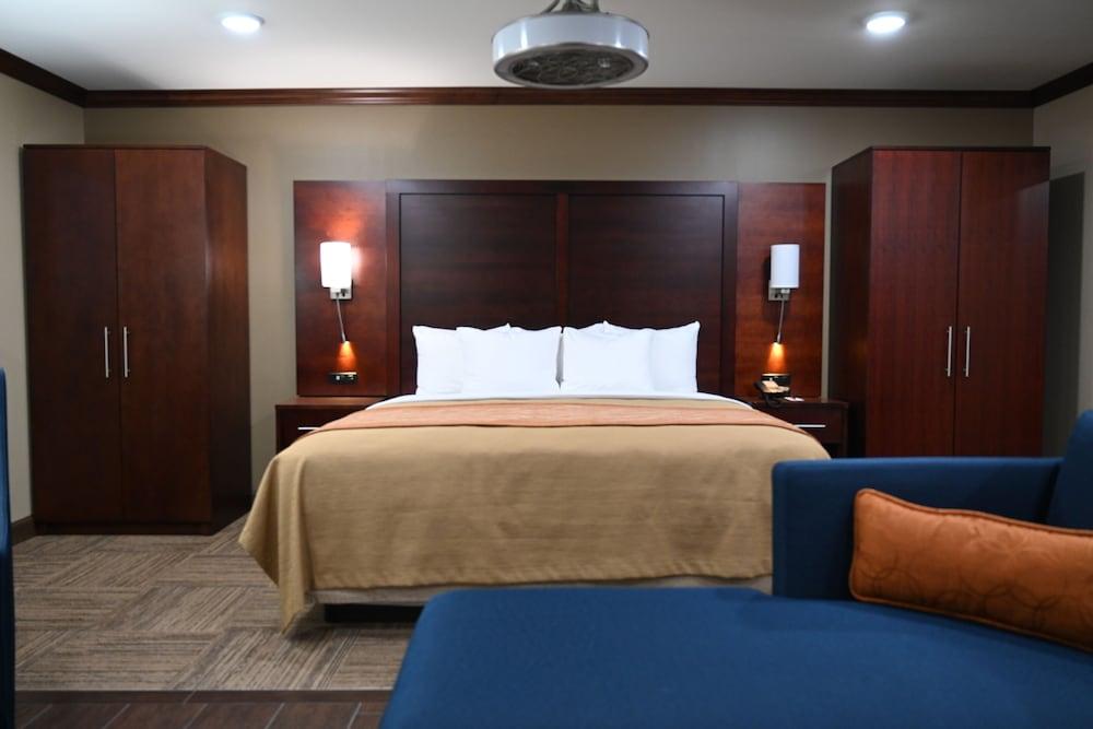 Giles Hotel Inn & Suites photo 13