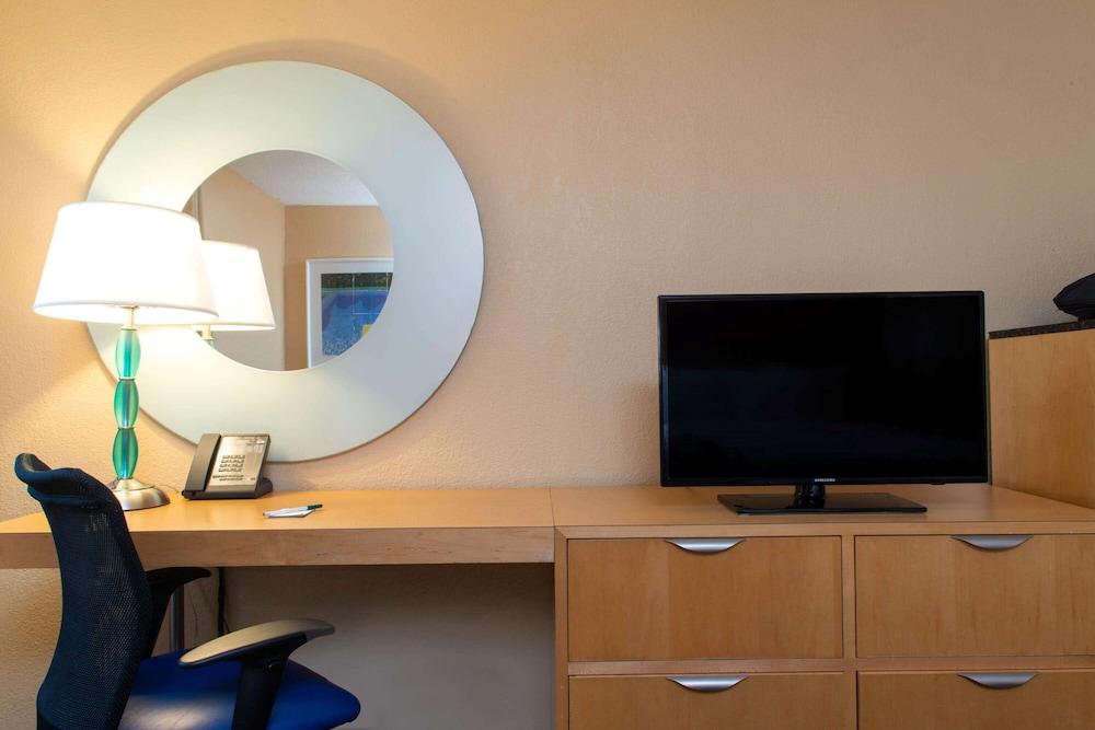 La Quinta Inn & Suites by Wyndham Deerfield Beach I-95 photo 7