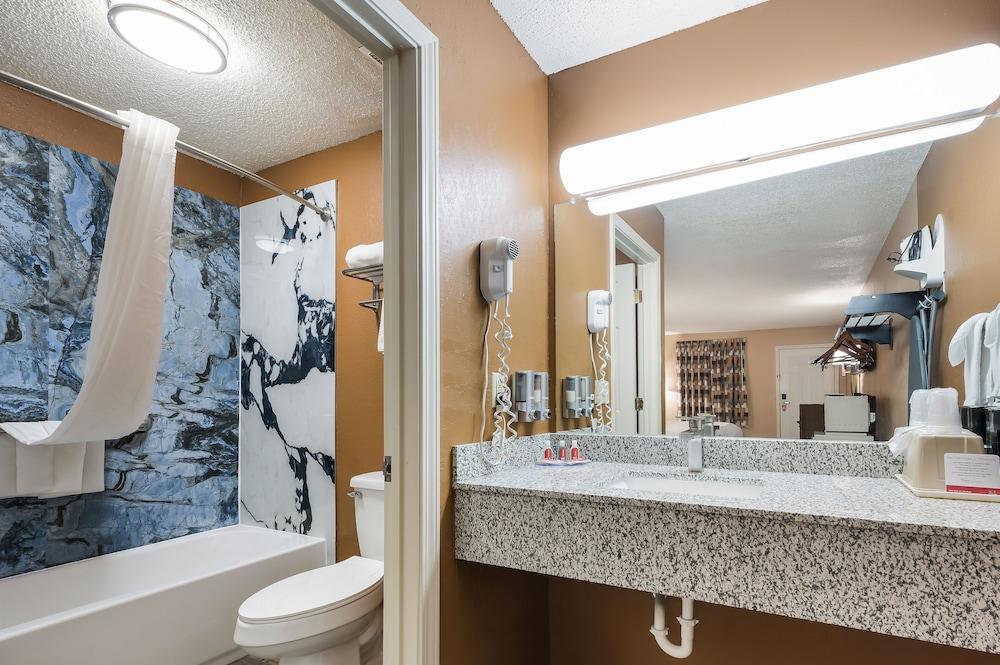 Econo Lodge Selmer photo 30