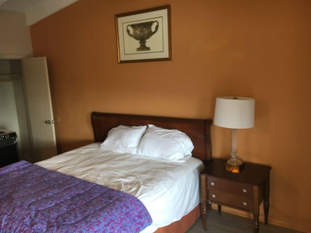 Pelican Inn and Suites photo 9