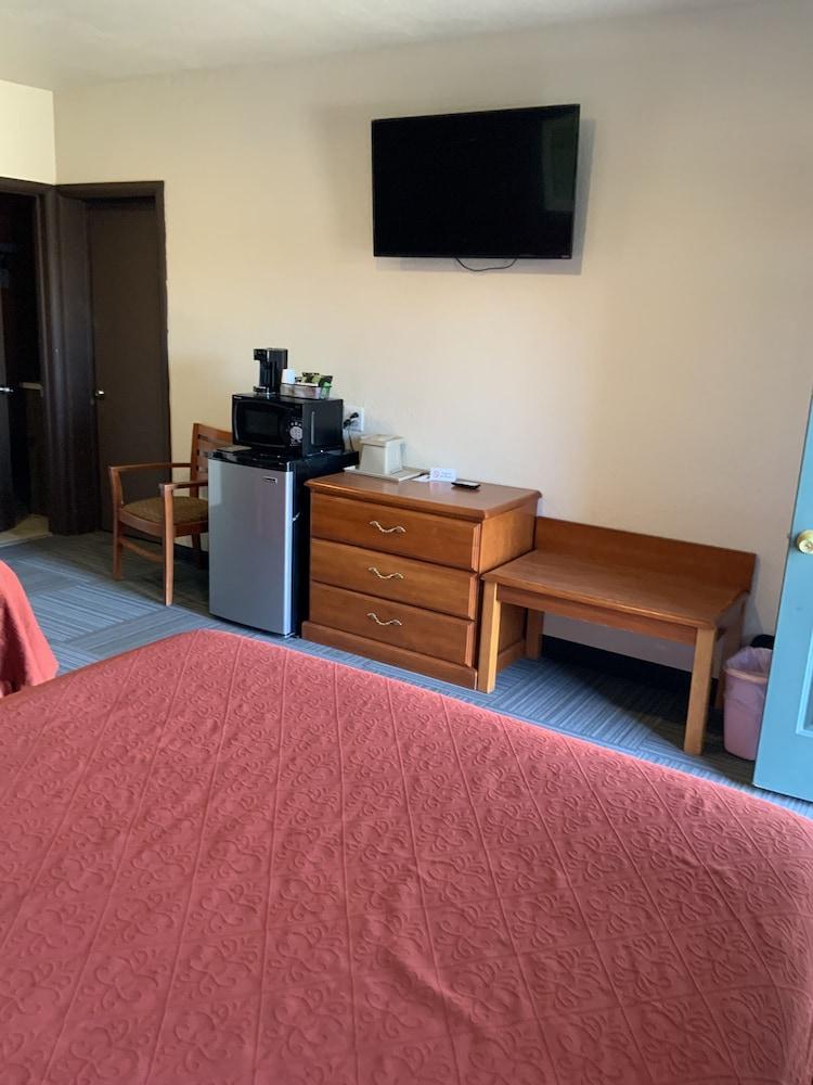 Frontier Motel photo 18