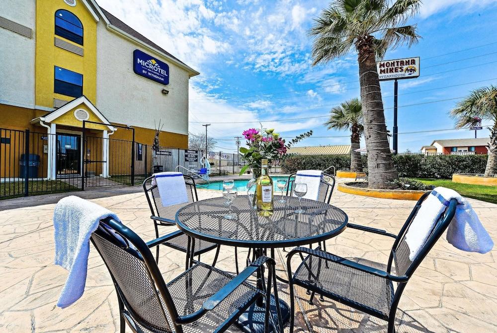Microtel Inn & Suites by Wyndham New Braunfels photo 24