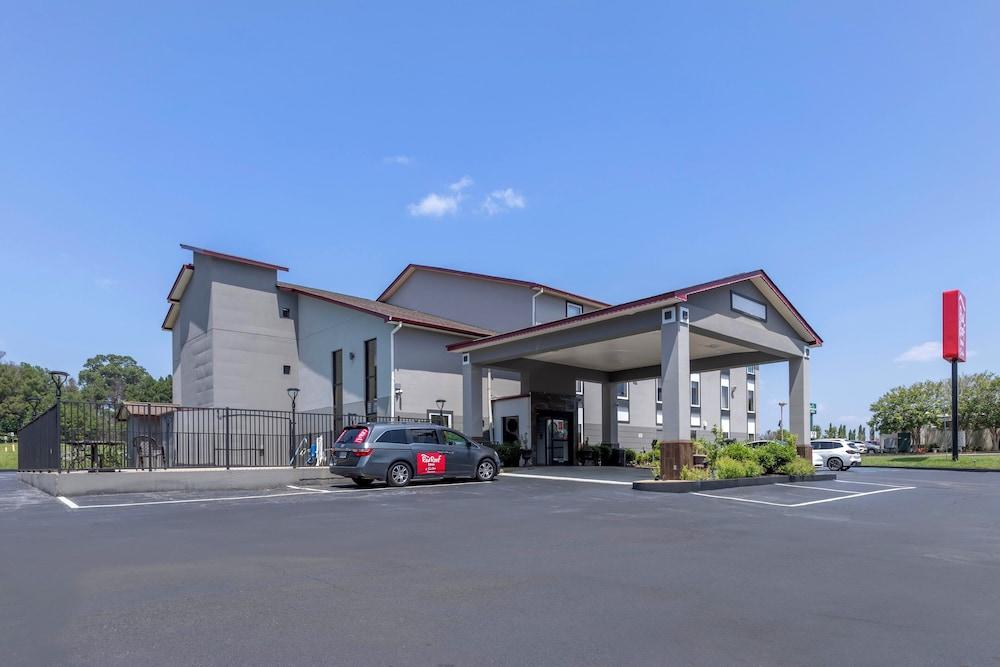 Red Roof Inn & Suites Clinton, MS photo 35