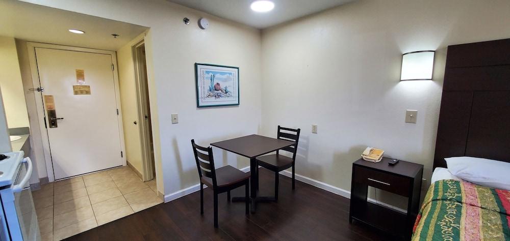 Plano Inn & Suites photo 39
