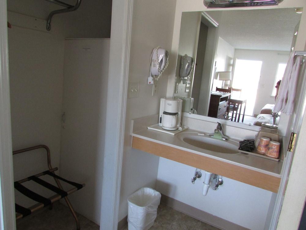Douglas Inn & Suites photo 8