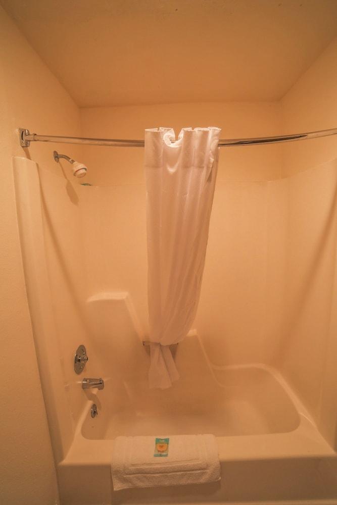 Sunnyside Inn & Suites photo 50