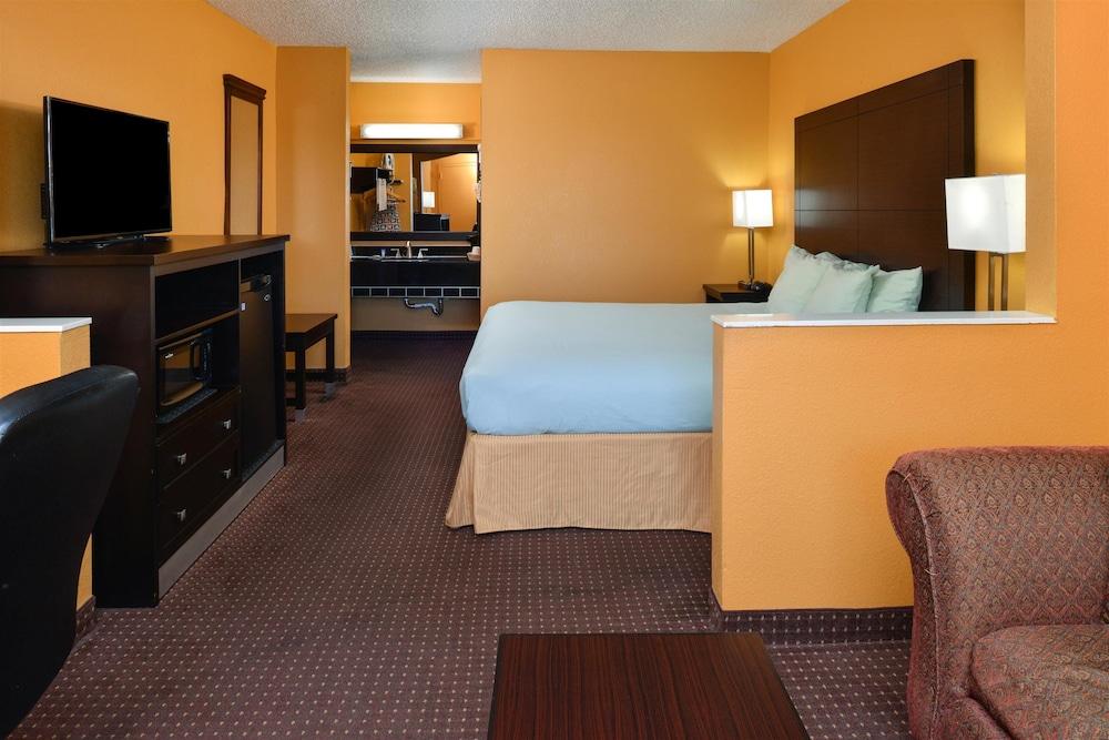 Days Inn & Suites by Wyndham Byram photo 9