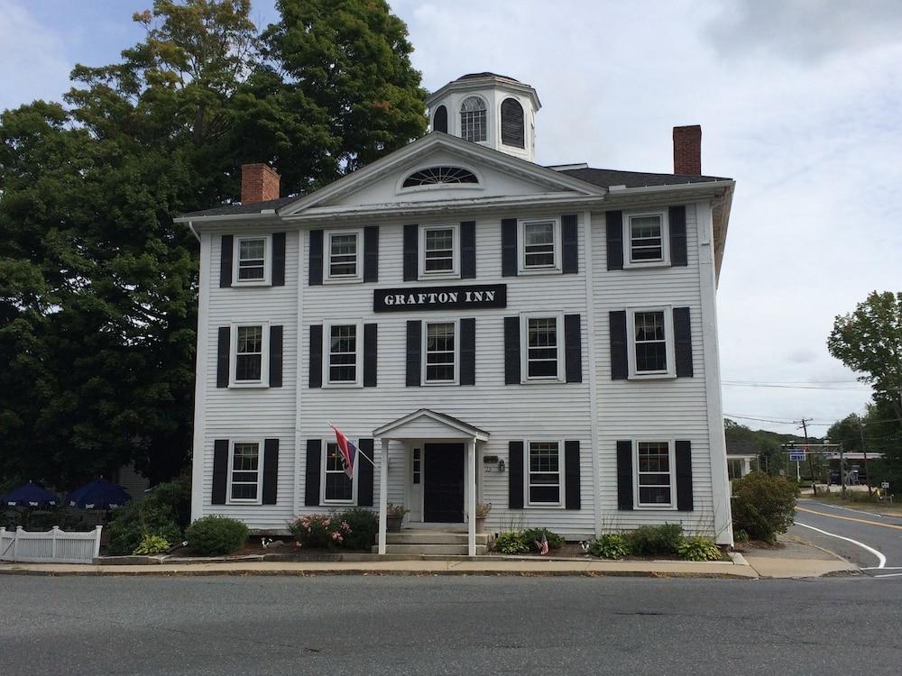 Hunters Grille and Tap at The Grafton Inn photo 1