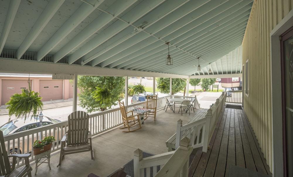 Sugarcreek Village Inn photo 23