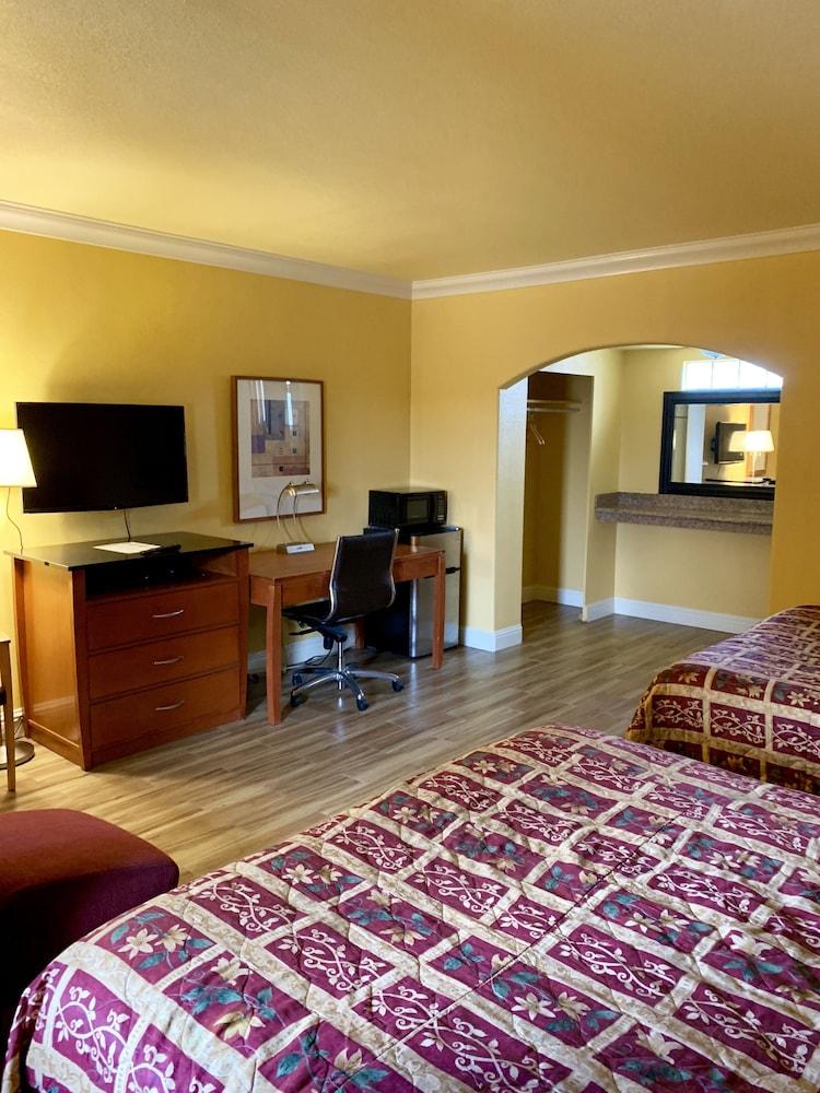 Town & Country Motel photo 6