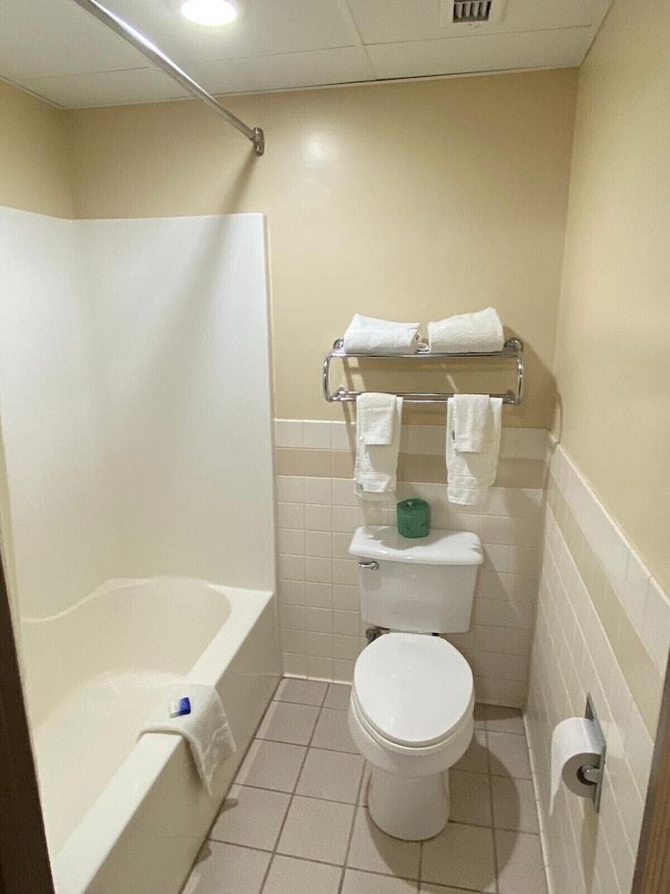 American Inn and Suites photo 17