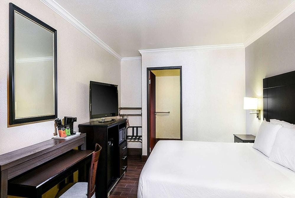 Travelodge by Wyndham Commerce Los Angeles Area photo 8