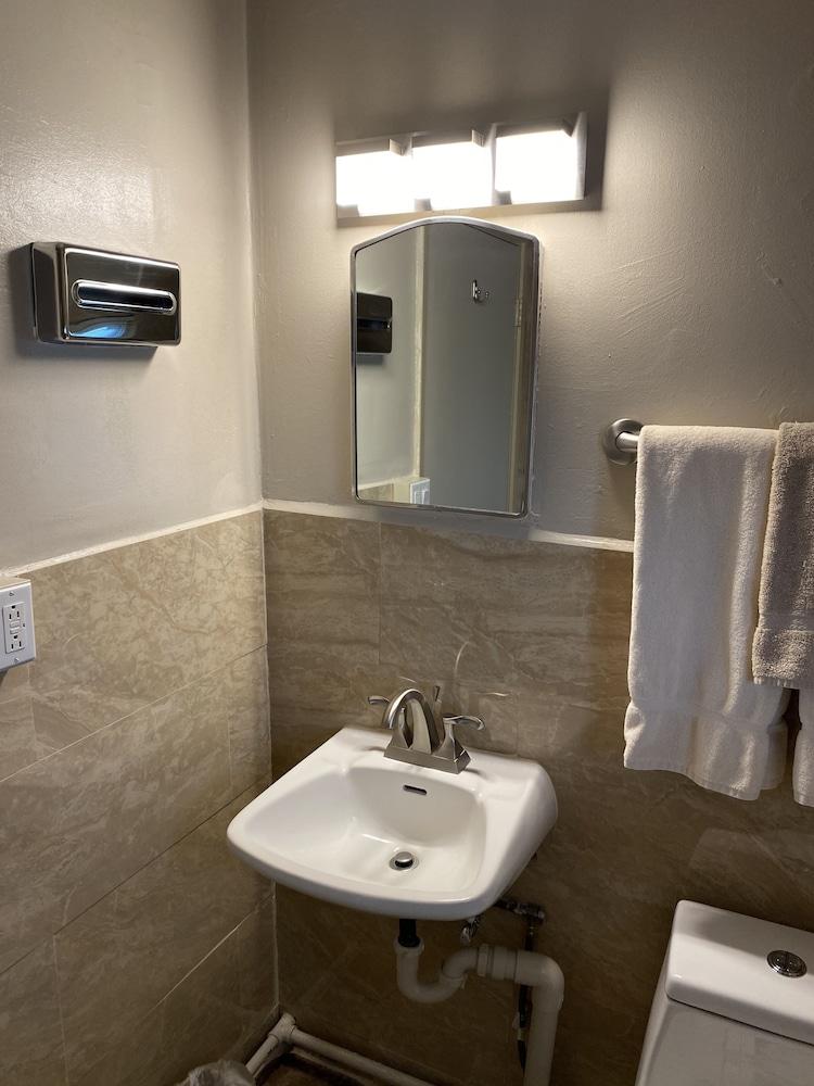 Rainbow Inn & Cottages photo 12