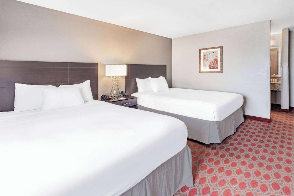 Baymont by Wyndham Brooklyn Center photo 15