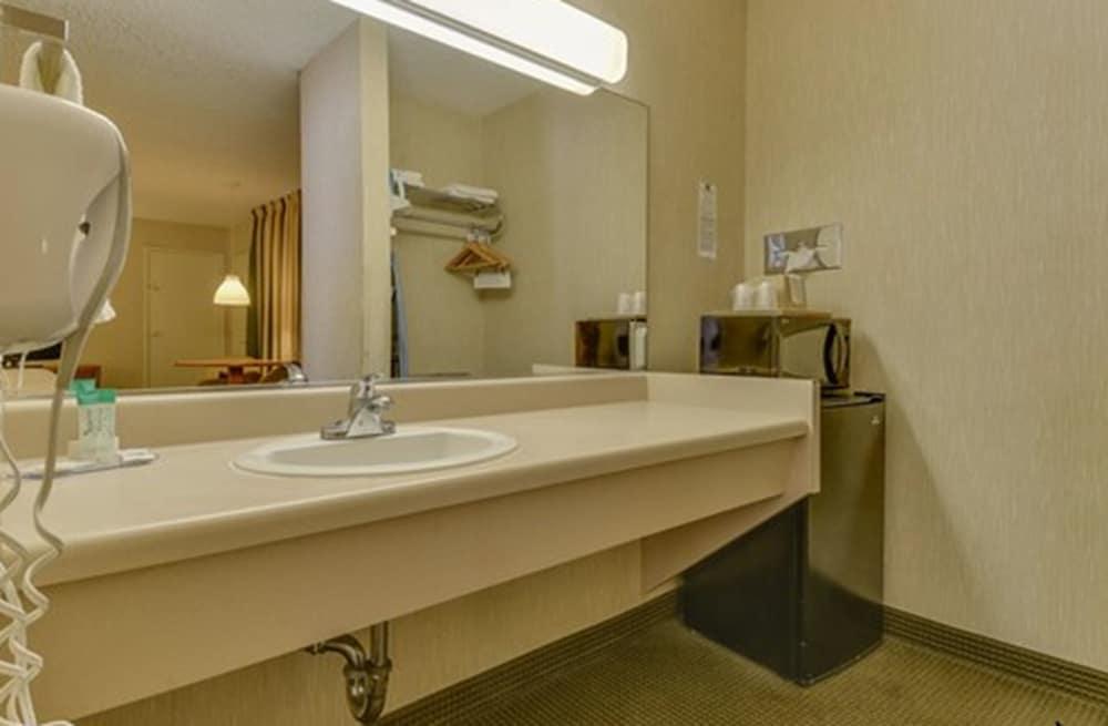 Vagabond Inn Los Angeles at USC photo 24