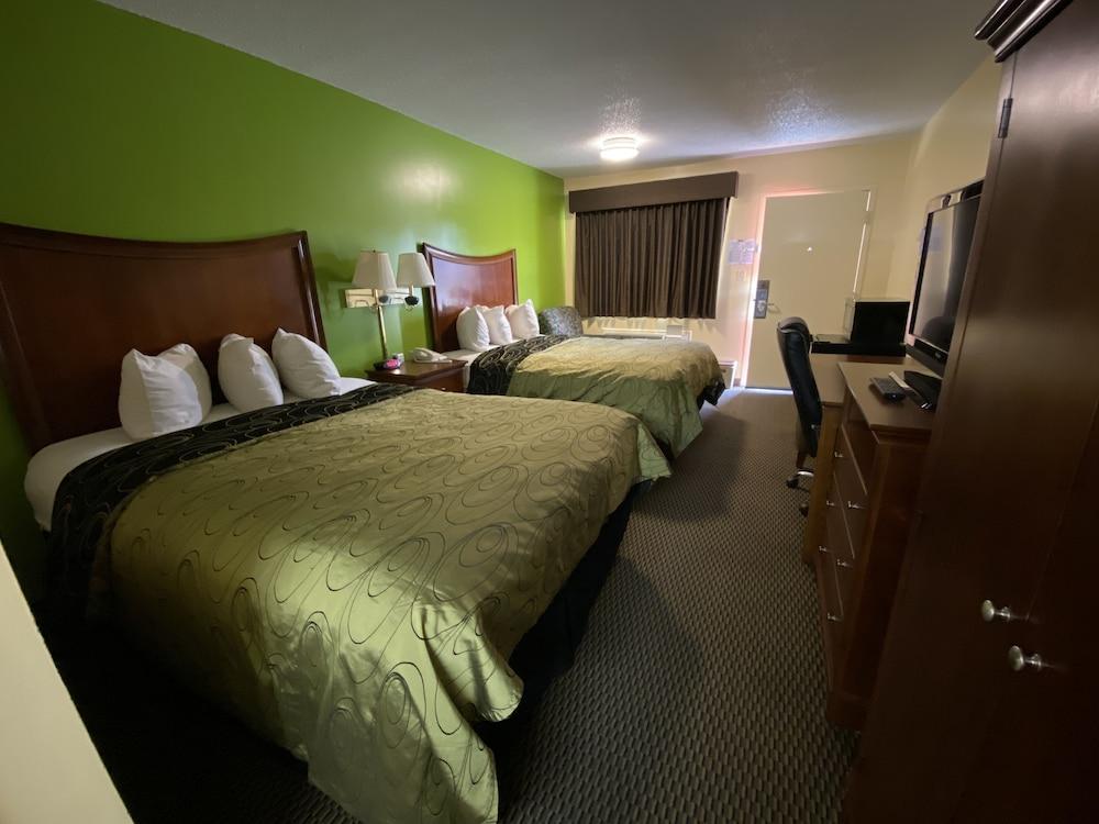 Rodeway Inn photo 8