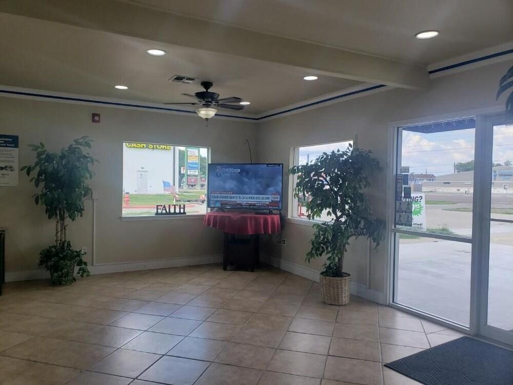 Crossroads Inn & Suites photo 27