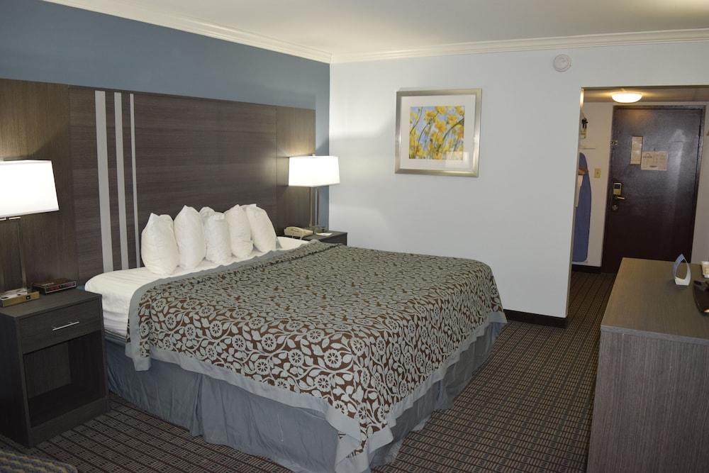Days Inn by Wyndham Rock Falls photo 49