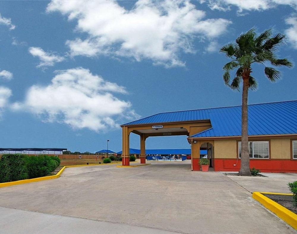 Americas Best Value Inn Sinton photo 1