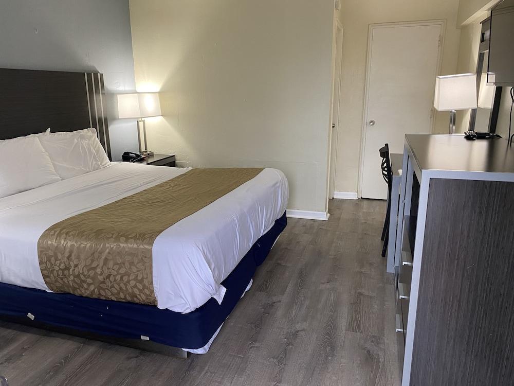 Red Carpet Inn & Suites photo 10