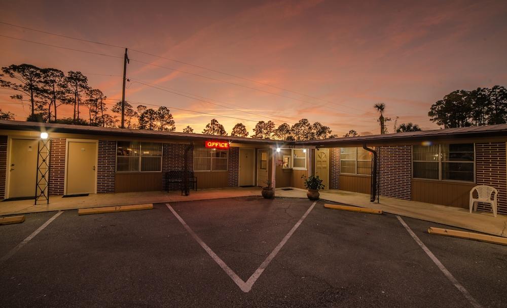 Deluxe Inn photo 1