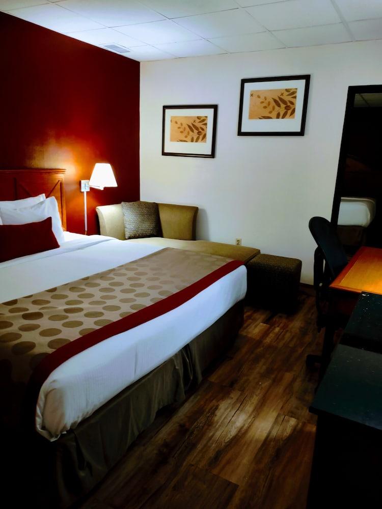 Ramada by Wyndham Albert Lea photo 56
