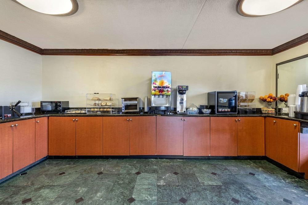 Econo Lodge Florence - Darlington photo 19