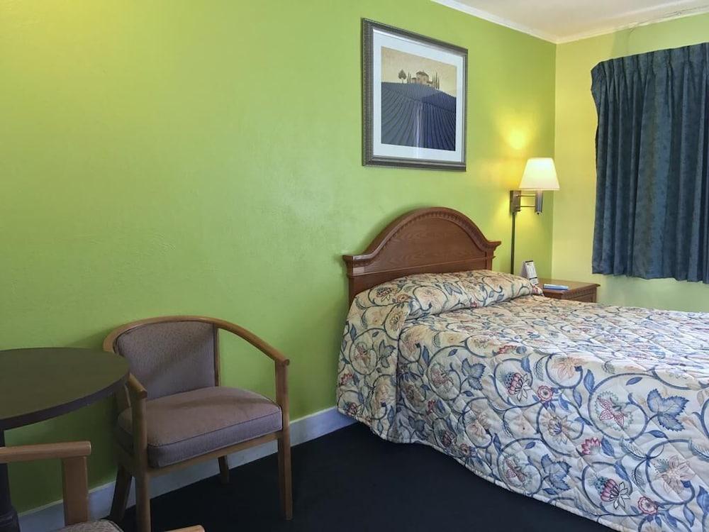 OYO Hotel Economy Inn US-29 Danville photo 20