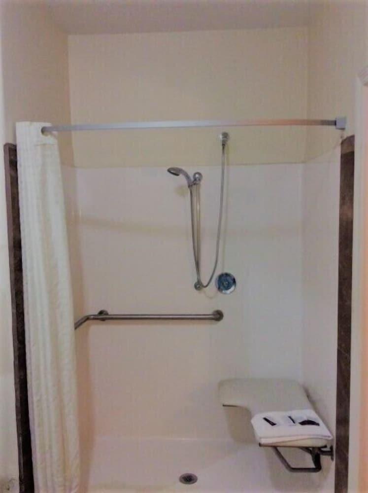 Texas Inn Weslaco photo 41