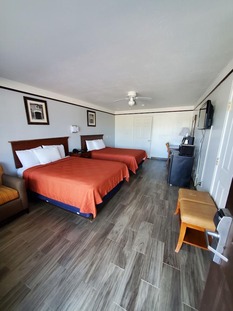 Deluxe Inn & Suites photo 15