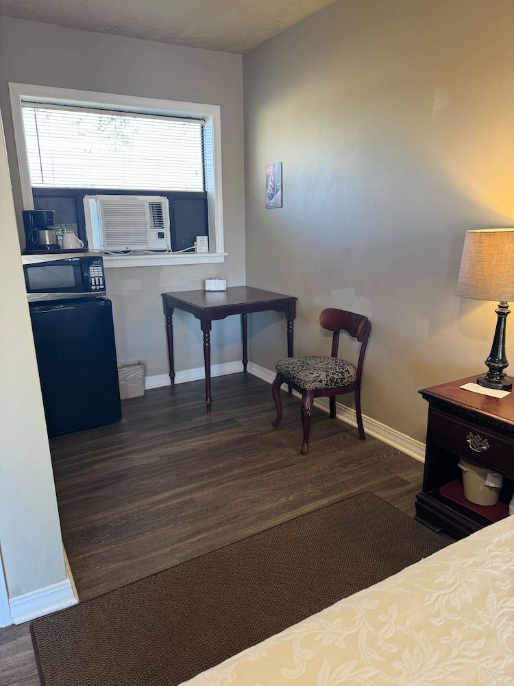 Carlton Marion Inn photo 49