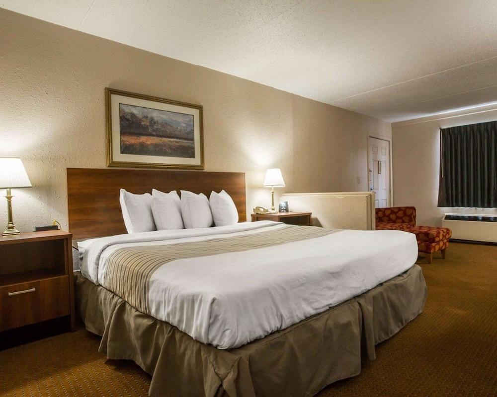 Econo Lodge Inn & Suites Columbus near Fort Benning photo 7