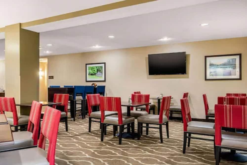 Comfort Suites Manchester near Arnold AFB photo 13