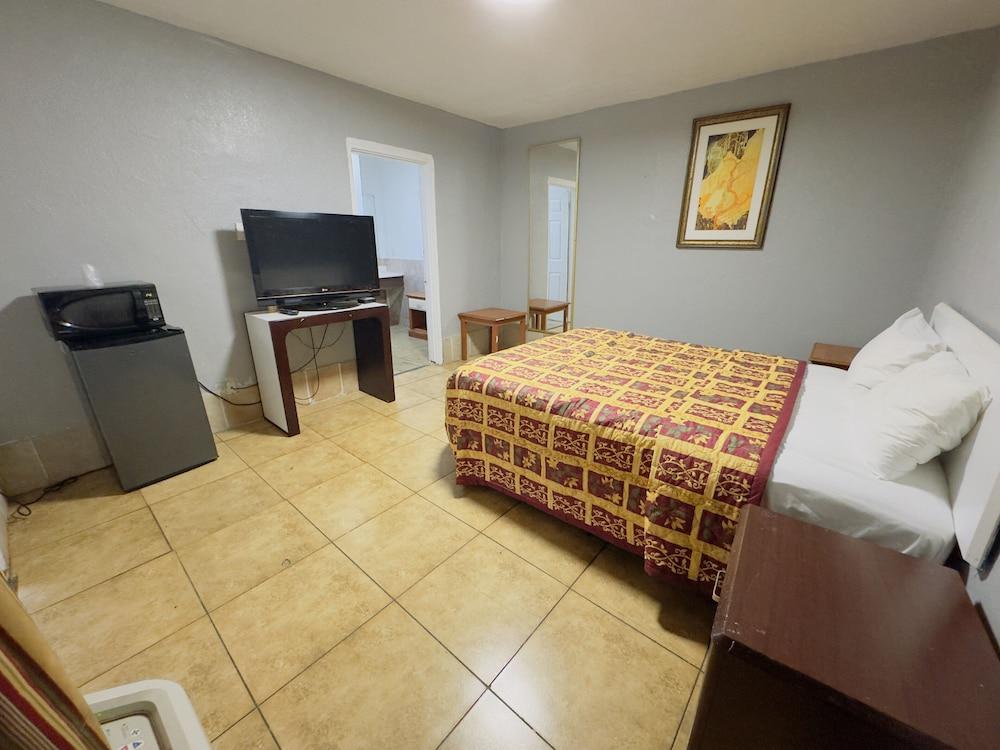 Parklane Motel photo 13