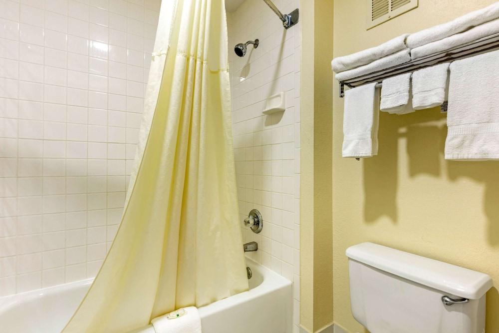 Quality Inn Cleveland North photo 25