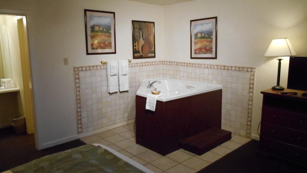 Econo Lodge Inn & Suites Abilene East District photo 22
