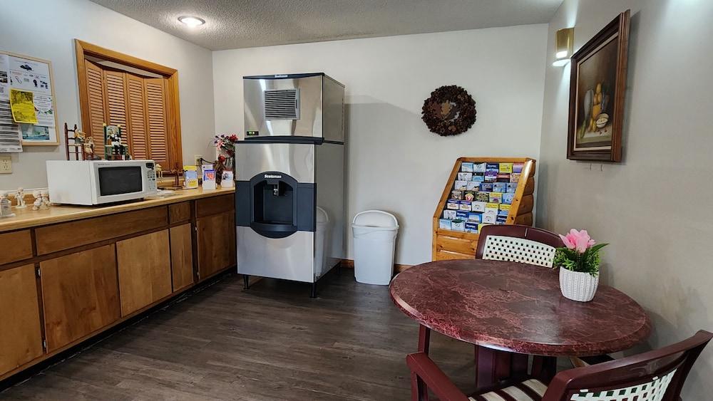 Econo Lodge Lakeshore photo 27