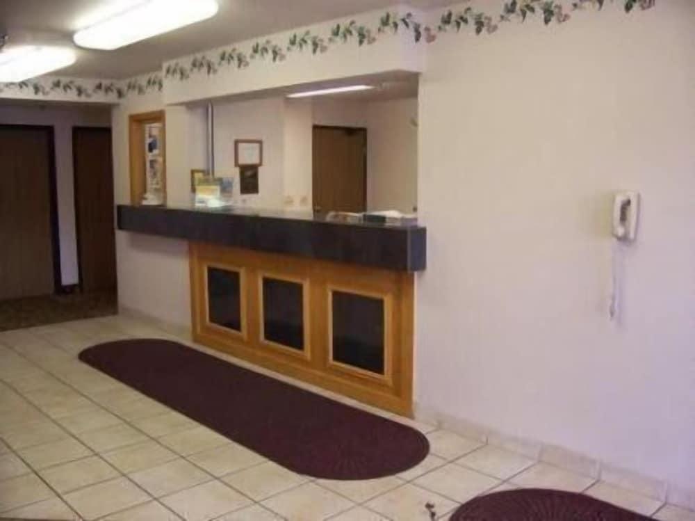 Budget Host Inn & Suites photo 1