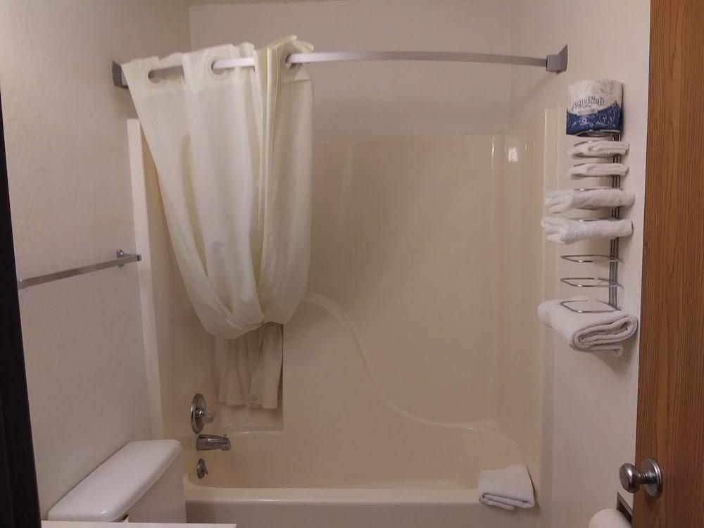 Capital O Amerihost Inn and Suites Kingdom City Hwy 54 MO photo 18