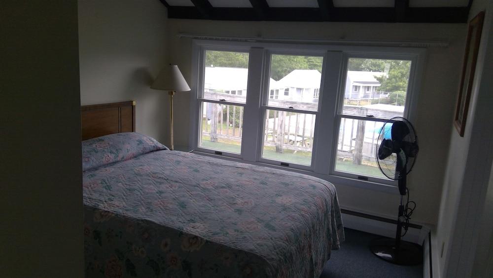 Village Green Motel photo 9