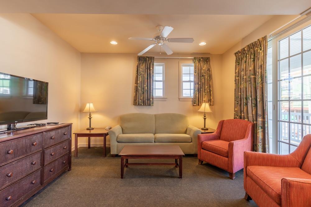 Ebb Tide Suites photo 9