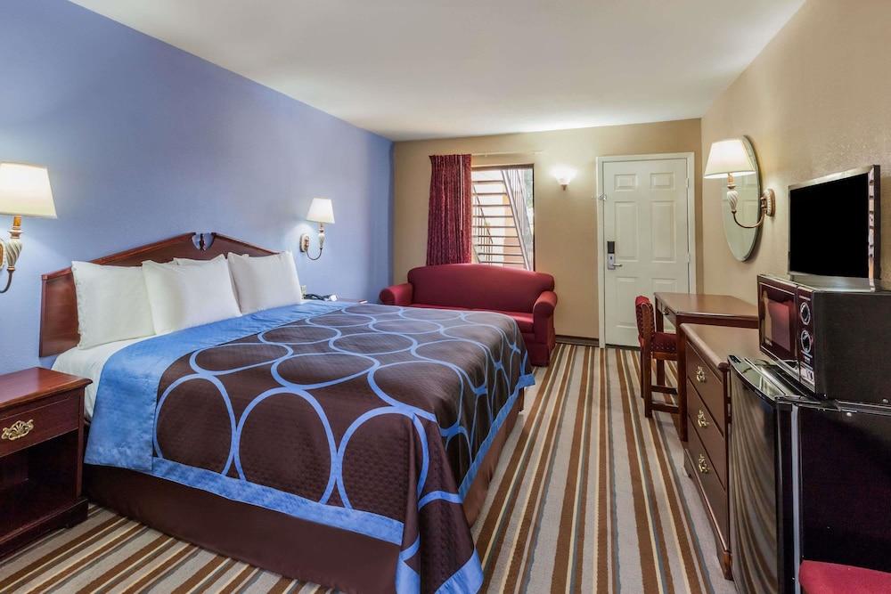 Super 8 by Wyndham Mt. Pleasant TX photo 8