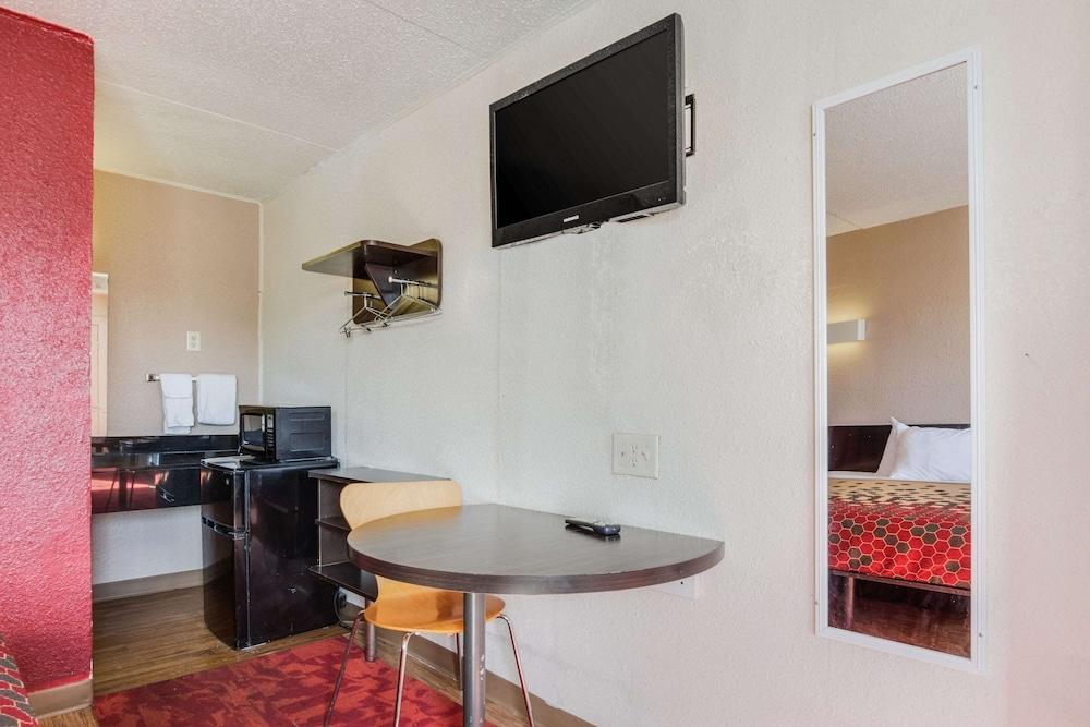 Econo Lodge Inn & Suites photo 18