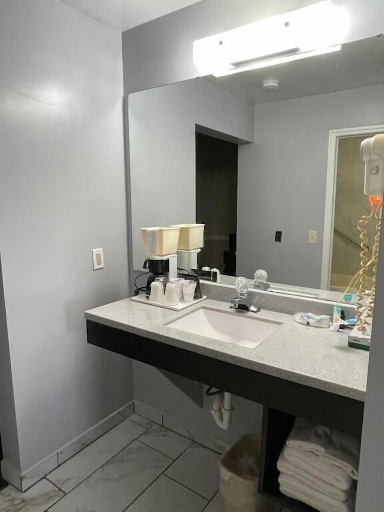 Capital O First Heritage Inn Rantoul IL I 57 photo 42