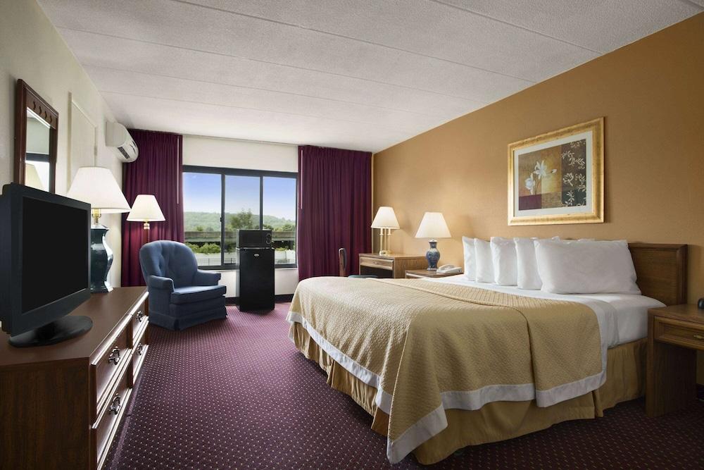 Ramada by Wyndham Pittsburgh/New Stanton photo 5
