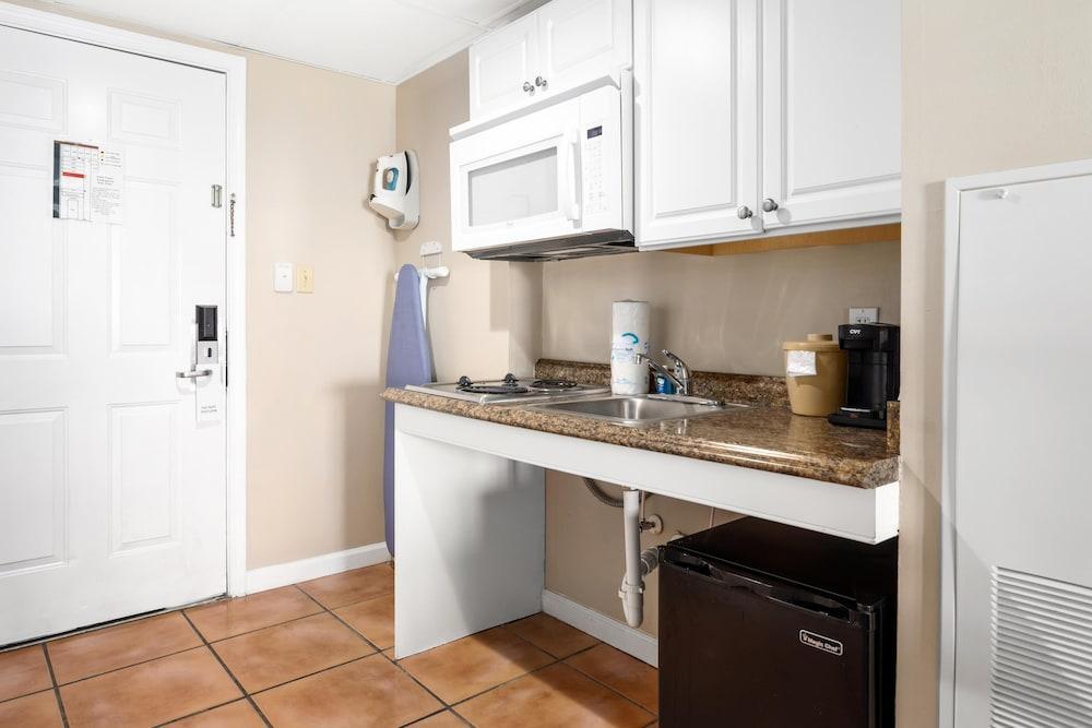 Tidelands Caribbean Hotel and Suites photo 24