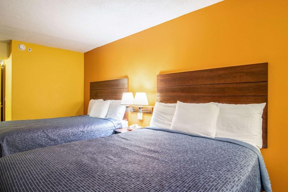 Econo Lodge At Six Flags photo 8